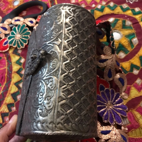 NEW “RARE” Antique silver toned purse with design - Picture 8 of 8